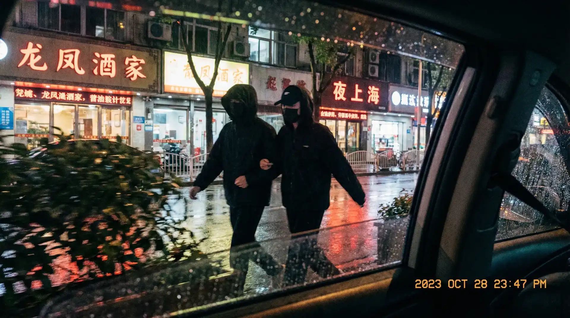 多米娱乐 - 顶流明星深夜密会现场抓拍照片